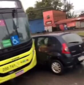 Colisão entre ônibus e carro causa lentidão na BR-135