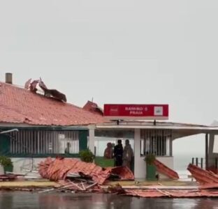 Chuva intensa derruba parte do telhado de bar na Avenida Litorânea