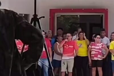 Profissionais da educação protestam em frente à Prefeitura de São Benedito do Rio Preto