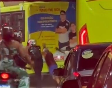 Ônibus quebra em via pública e passageiros empurram na Cidade Operária