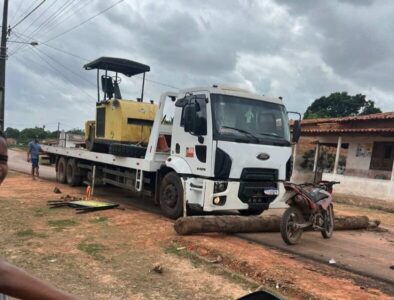 Moradores impedem saída de maquinários após empresa não terminar obras de asfaltamento na zona rural de Matinha