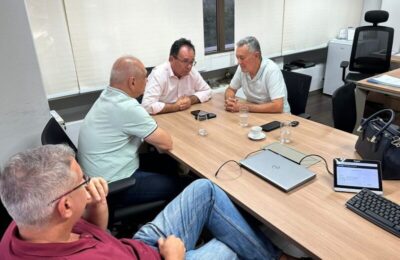 Prefeito de Viana discute andamento da pavimentação da Galega em reunião na Codevasf