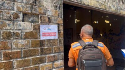 Poder público interdita imóvel abandonado à beira do rio em Barreirinhas usado como ponto de drogas