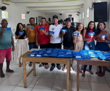 Mais de 700 óculos gratuitos são entregues em São João Batista por articulação de Carlos Figueiredo