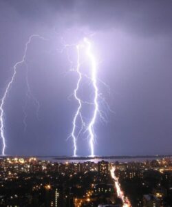 Alertas do Inmet: Equatorial Maranhão reforça orientações de segurança para evitar acidentes com energia elétrica no período chuvoso