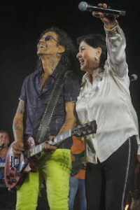 Luiz Caldas lança a inédita “Piscadinha”, presente de Roberta Miranda para embalar o Carnaval