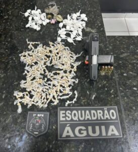 Tentativa de fuga na Vila Paraíso termina em flagrante de arma de fogo, crack, maconha e cocaína