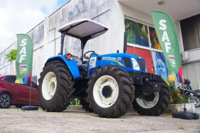SAF entrega trator para associação de agricultores de Barreirinhas