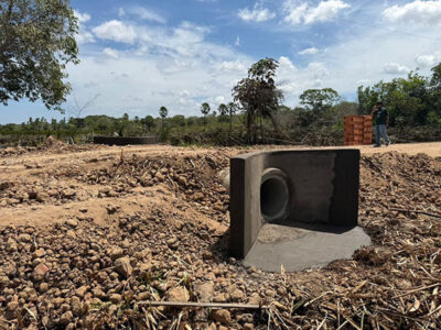 Neto Carvalho avança com construção de bueiro na estrada da Região dos Lagos, no povoado Ponta d’Água