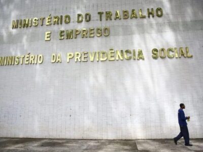 Projeto reestrutura carreiras e salários de servidores federais
