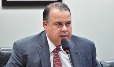 Comissão aprova projeto que proíbe que professores sejam substituídos por inteligência artificial nas escolas