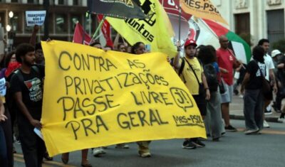 Estudantes protestam contra aumento da tarifa de ônibus em São Paulo