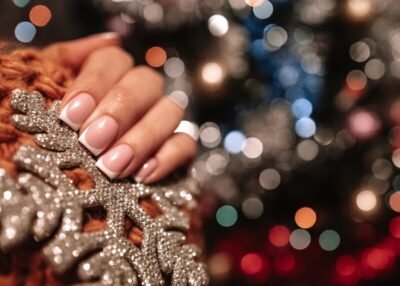 Do branco ao verde esmeralda: as cores de esmalte que vão marcar 2026