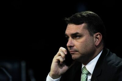 Flávio Bolsonaro é denunciado ao TSE por espalhar fake news contra Lula