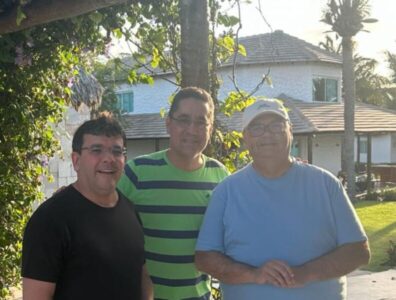 Flávio Dino passa as férias no litoral do Piauí e posa com Rafael Fonteles e André Baía