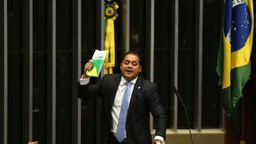 Mensagens do Careca do INSS indicam entrega de dinheiro a ex-assessor de senador: ‘Pegou encomenda’