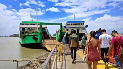 Passageiros devem sair dos veículos durante travessia de ferry entre São Luís e Alcântara