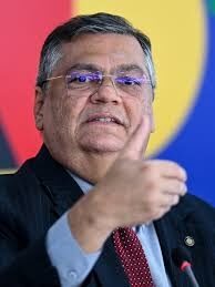 Flávio Dino mantém renovação automática da CNH