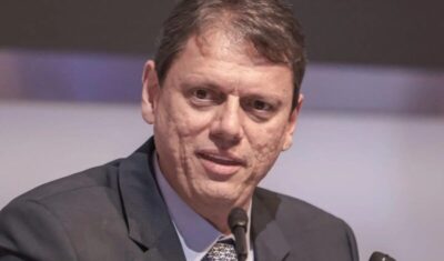 Moraes autoriza Tarcísio a visitar Bolsonaro na prisão na quinta-feira