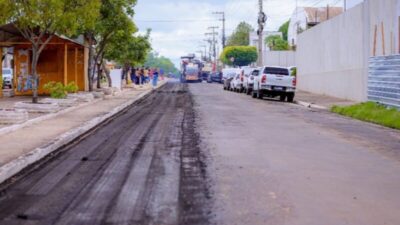 Vereador Thallys Monteiro comemora recapeamento asfáltico de avenida no Parque Alvorada