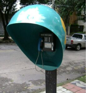 Fim de uma era! Orelhões vão sumir das ruas de todo o Brasil após término de concessão