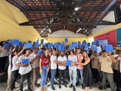 Prefeito Heliezer do Povo acompanha entrega de tablets do programa Tô Conectado na Escola Arthur Teixeira de Carvalho