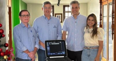 Neto Evangelista entrega aparelho de ultrassom ao hospital Aldenora Bello