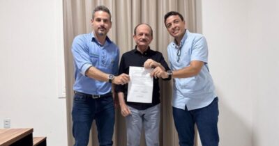 Dr. Julinho assina ordem de serviço para pavimentação de rua no Parque das Palmeiras