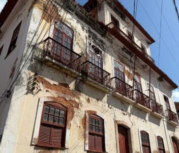 Telhado de casarão histórico está desabando no Centro de São Luís, aponta MP