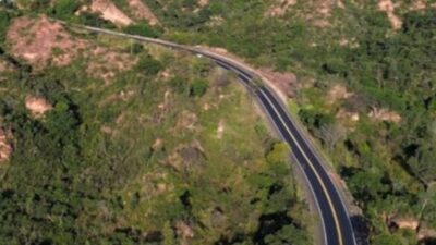 Água na pista causa acidente que mata marido, esposa e irmãs