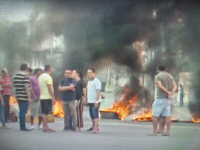 Prefeitura fecha o Mercado Central e feirantes bloqueiam avenida em protesto