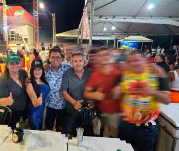 Raimundinho curte carnaval enquanto foliões e comércio local amargam mais um ano sem a festa em Presidente Dutra.