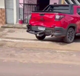 Motorista perde controle e colide com dois carros na Avenida Vieira de Melo, em Lago da Pedra