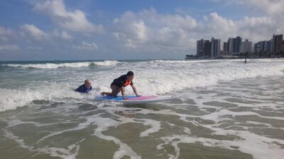 Alunos com Síndrome de Down têm aula de surf adaptado em projeto do UniCeuma