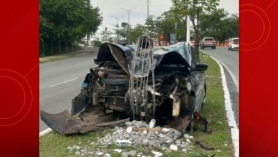 Carro bate e derruba poste em grave acidente no Ipase na Região do Maranhão Novo em São Luís