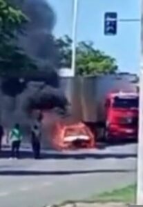 URGENTE: Veículo pega fogo na Avenida Daniel de La Touche, em São Luís