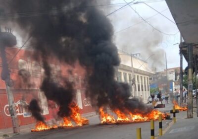 Um protesto de feirantes do Mercado Central interditou a Avenida Guaxenduba, no Centro de São Luís, na manhã desta quarta-feira (11). Para chamar atenção das autoridades, os manifestantes bloquearam a pista e atearam fogo em pneus, causando transtornos no trânsito da região.
