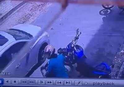 À luz do dia: homem furta moto no Centro de São Luís e foge empurrando o veículo.