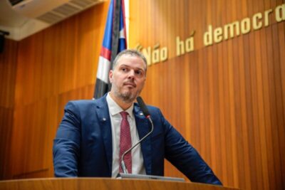 Na tribuna, Rodrigo Lago diz que “Estado está sendo governado pelo irmão do chefe de uma organização criminosa”