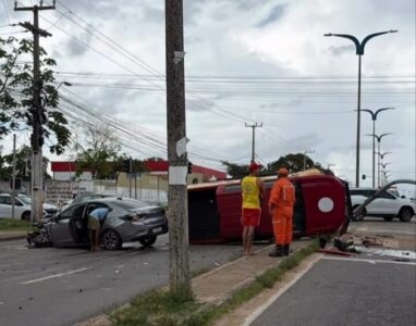 Viatura do Corpo de Bombeiros se envolve em acidente com queda de poste na Estrada do Araçagi