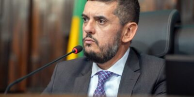 Afastado da presidência pelo STF, Bacellar renova licença na Alerj