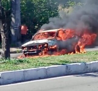 Carro pega fogo na Avenida Daniel de La Touche, em São Luís