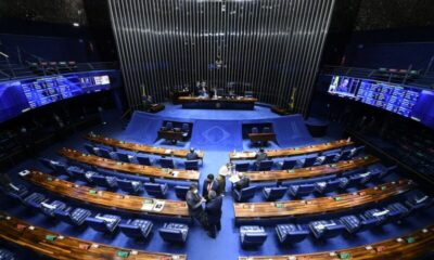Senador aprova reajuste bilionário e permite salários acima de teto