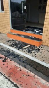 Em Santa Helena, Imagem de homem quebrando a porta da prefeitura, por supostamente estar com salário atrasado, viraliza em grupos de WhatsApp e redes sociais.