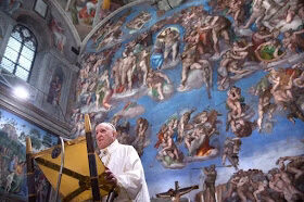 Igreja Católica decide que pessoas trans podem ser batizadas