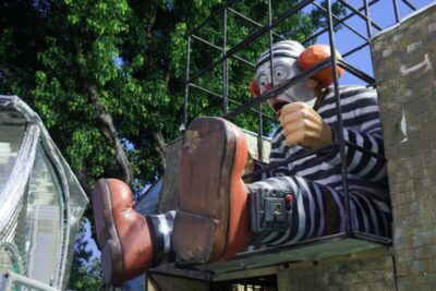 Michelle reage a alegoria de Bolsonaro como palhaço atrás das grades: ‘Preso por corrupção foi Lula’