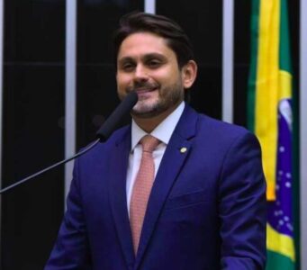 Juscelino Filho celebra urgência para projeto do Redata