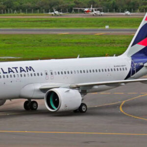Avião da Latam com destino a Lisboa aborta decolagem no Aeroporto de Guarulhos