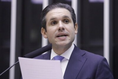 Motta destrava PEC do fim da escala 6×1 em aceno a Lula