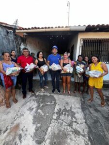 Junior Cascaria entrega cestas básicas na Vila Maranhão